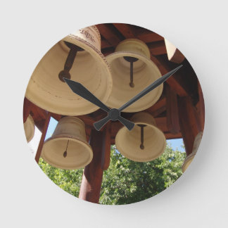 Ungarn, Cegled, Kirchenglocken Runde Wanduhr