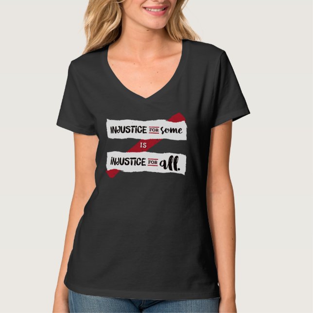 Ungerechtigkeit angepasstes schwarzes V-Hals T-Shirt (Vorderseite)