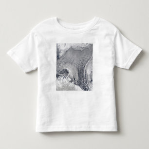 Ungewöhnliche Wolkenbildungen über dem Barentsse Kleinkind T-shirt