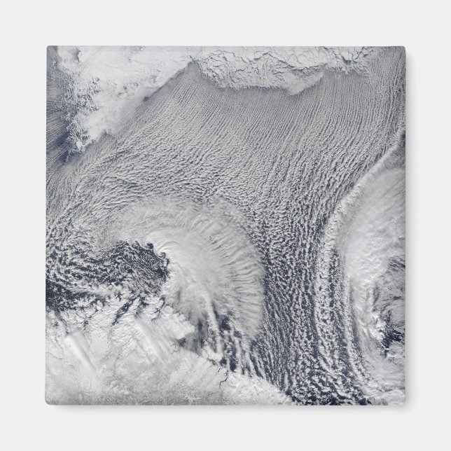 Ungewöhnliche Wolkenformationen über der Barentsse Magnet (Vorne)