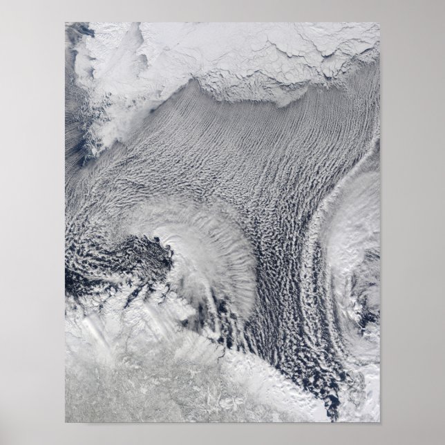 Ungewöhnliche Wolkenformationen über der Barentsse Poster (Vorne)