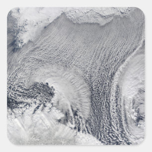 Ungewöhnliche Wolkenformationen über der Barentsse Quadratischer Aufkleber