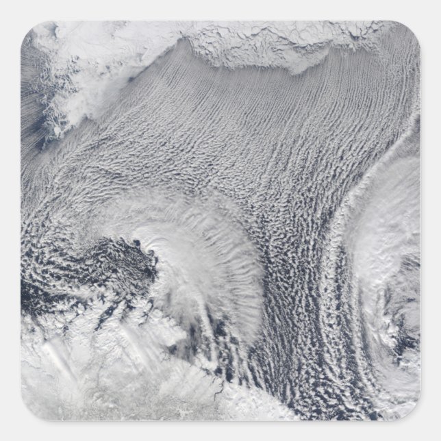 Ungewöhnliche Wolkenformationen über der Barentsse Quadratischer Aufkleber (Vorderseite)