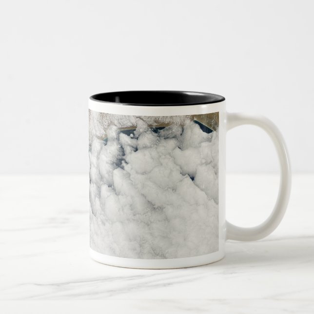 Ungewöhnliche Wolkenformationen Zweifarbige Tasse (Rechts)