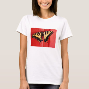 ungewöhnlicher Hintergrund-Frackschmetterling T-Shirt