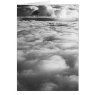 Unheimliche Wolke bei Sonnenaufgang.