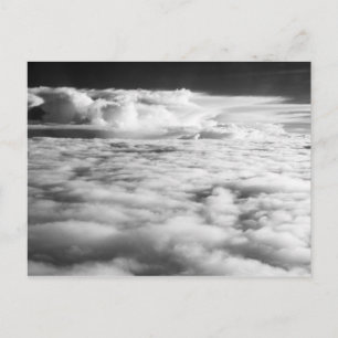 Unheimliche Wolkenlandschaft bei Sonnenaufgang. 2 Postkarte