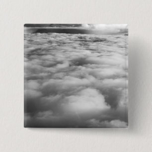 Unheimliche Wolkenlandschaft bei Sonnenaufgang. Button