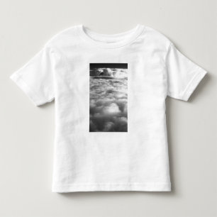 Unheimliche Wolkenlandschaft bei Sonnenaufgang. Kleinkind T-shirt