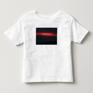 Unheimlicher aber schöner Sonnenuntergang Kleinkind T-shirt