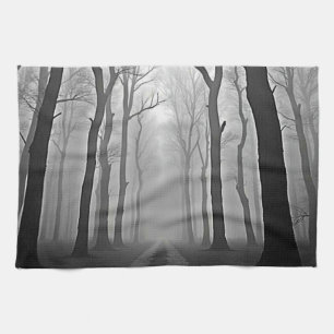 Unheimlicher nebliger Waldweg Kunst Geschirrtuch