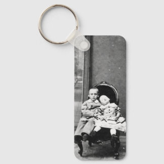 Unheimliches Vintage-Porträt von Geschwistern  Schlüsselanhänger