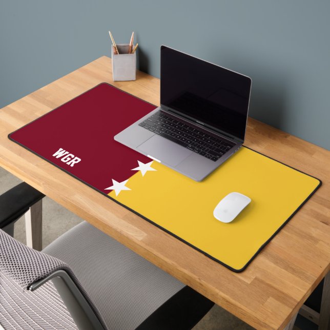 Uni-Farben-Maroon und Gold-Monogramm Schreibtischunterlage (Büro 2)