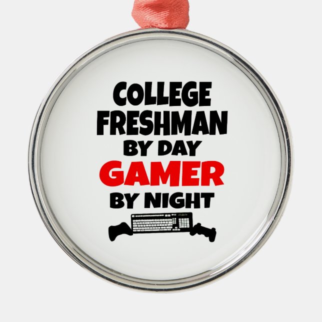 Uni Freshman by Day Gamer by Night Ornament Aus Metall (Vorne)