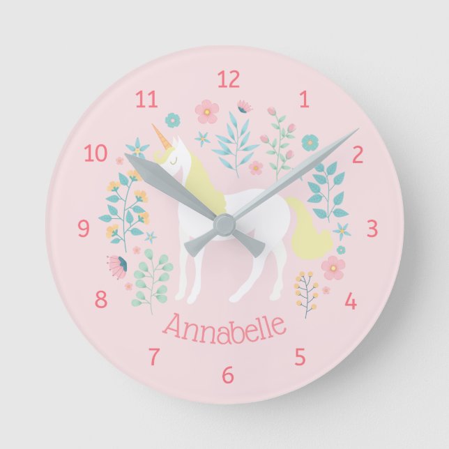 Unicorn & Flowers Pink Personalized Name Runde Wanduhr (Vorderseite)
