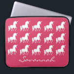 Unicorn-Muster-personalisierte rosa Laptopschutzhülle<br><div class="desc">Unicorn-Muster-personalisierte rosa Silhouette-Mädchen-Neopren-Laptop-Hülse. Ein hübsches Muster der weißen Unicorn-Silhouetten auf hellem rosa Hintergrund. Fertigen Sie zur Änderungshintergrundfarbe zu einer anderen Farbe besonders an. Personifizieren Sie diesen kundenspezifischen Laptopkasten mit Namen im schönen Skript-Schriftart unter die Unicorns. Themed elektronische Zusätze des hübschen Unicorn für Kinder, Tweens und jugendlich Mädchen.</div>