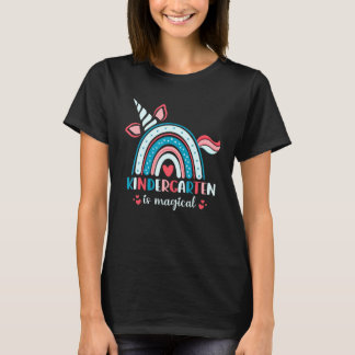 Unicorn Rainbow Kindergarten ist magischer erster T-Shirt