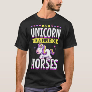 Unicorn Regenbogen Sei ein Einhorn auf einem Feld T-Shirt