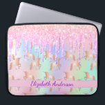 Unicoron Glitzer Tropfen Regenbogen Rosa lila Name Laptopschutzhülle<br><div class="desc">Ein trendiger,  regenbogenfarbener Hintergrund mit Einhorn- und Regenbogenpastellfarben in Rosa,  lila,  Rose Gold,  Minzgrün. Dekoriert mit Imitaten Glitzer Tropfen in Rose Gold,  Rosa und lila und ein goldenes Einhornmuster. Personalisieren und fügen Sie einen Namen,  lila Briefe,  die mit einem modernen handgeschriebenen Stil geschrieben wurden.</div>