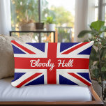 Union Jack Flag mit funny Zitat Lendenkissen<br><div class="desc">Dieses lustige britische Design mit seiner farbenfrohen, rot-blauen Flagge von Union Jack im Vereinigten Königreich, die hier mit einem lustigen Slang Swear Zitat "Bloody Hell" gezeigt wird, ist eine großartige Wahl für Ihr Pub, Ihre Bar oder Ihren Rec-Raum. Es lässt ein Gespräch beginnen. Das Wort blutig ist eine Korruption Gottes...</div>