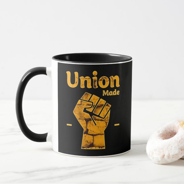 Union Made Worker Fist Labor Day Design Tasse (Mit Donut)