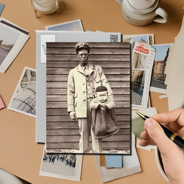 Universeller Postbote mit Baby in Mailbag Postkarte (Von Creator hochgeladen)