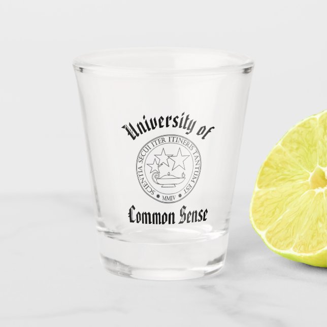 University of Common Sense Schnapsglas (Vorderseite)