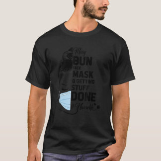 Unordentliche Bun Gesichtsmaske und Dinge erledige T-Shirt