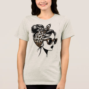 Unordentliche Frau mit Leoparden-Druck-Bandana und Tri-Blend Shirt