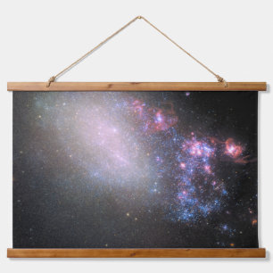 Unregelmäßige Galaxy Ngc 4485 Wandteppich Mit Holzrahmen