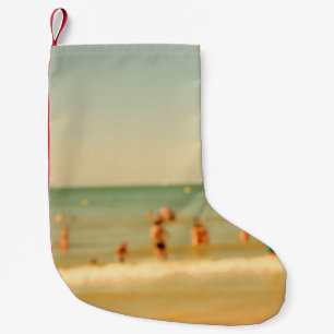 Unschärfe Strandfoto mit Bokeh. Menschen entspanne Kleiner Weihnachtsstrumpf