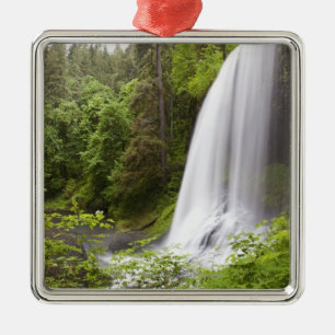 Unscharfe Wasserfall-und Waldansicht in Oregon Ornament Aus Metall