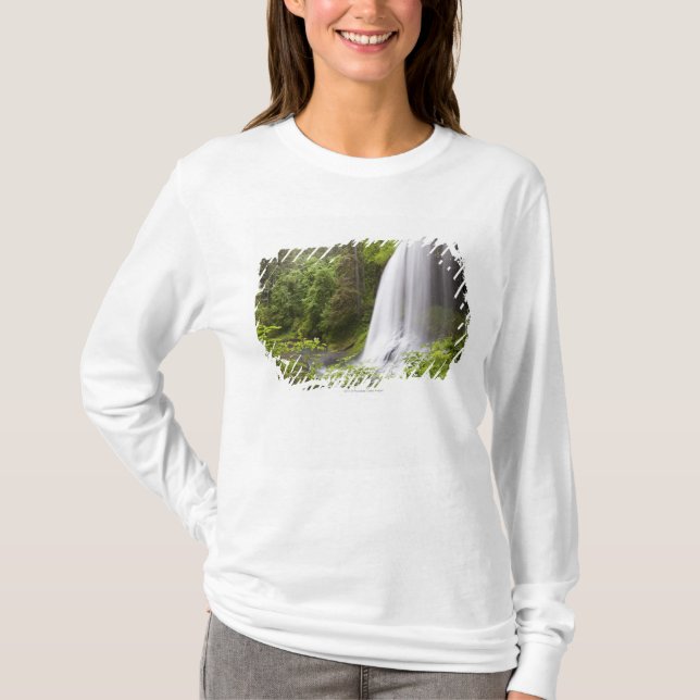 Unscharfe Wasserfall-und Waldansicht in Oregon T-Shirt (Vorderseite)