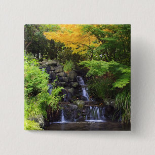 Unscharfer Felsen-Wasserfall, Ahorn-grüne u. Button