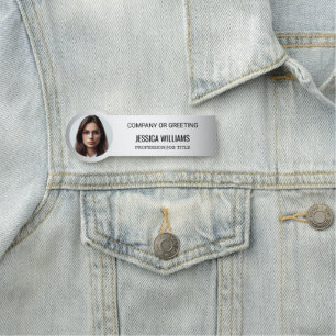 Unscharfer grauer Hintergrund verwischt kundenspez Namensschild