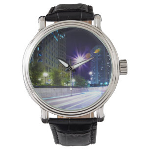 Unscharfer Verkehr nachts Armbanduhr