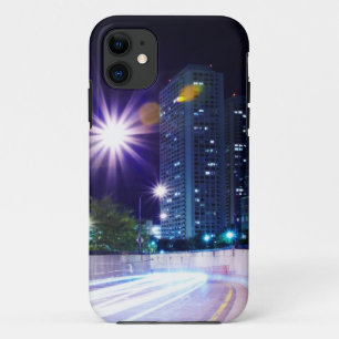 Unscharfer Verkehr nachts iPhone 11 Hülle
