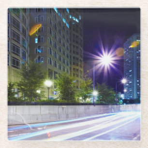 Unscharfer Verkehr nachts Glasuntersetzer