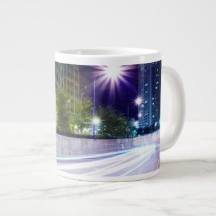Unscharfer Verkehr nachts Jumbo-Tasse