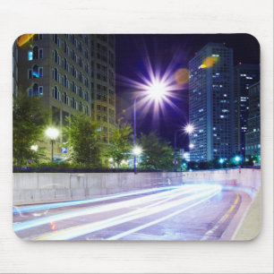 Unscharfer Verkehr nachts Mousepad