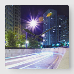 Unscharfer Verkehr nachts Quadratische Wanduhr