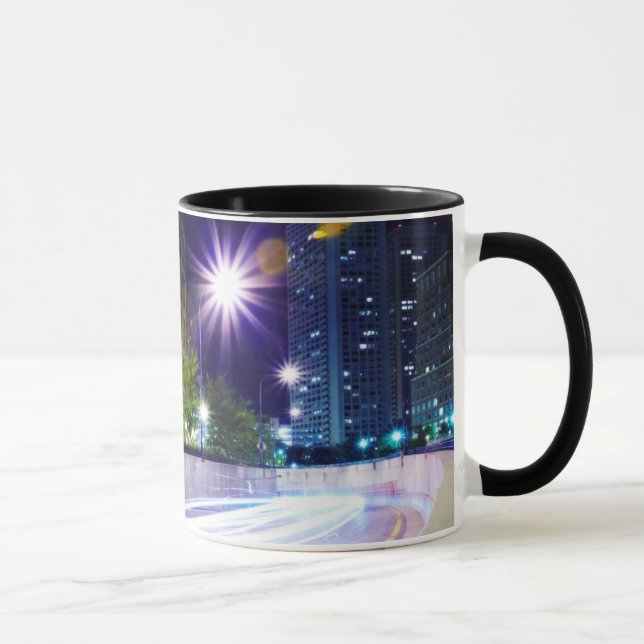 Unscharfer Verkehr nachts Tasse (Rechts)
