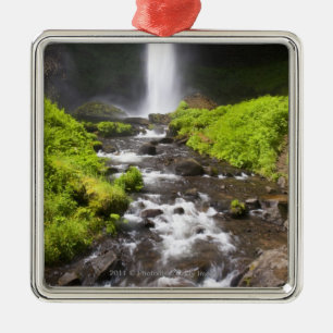 Unscharfer Wasserfall und Fluss Silbernes Ornament