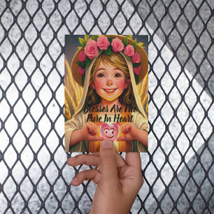 Unschuld gefangen genommen: Kleines Mädchen hält s Postkarte