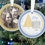 Unser 1. Chrismukkah Menorah Tree Keepake Foto Ornament<br><div class="desc">Erstellen Sie Ihr eigenes OUR 1ST CHRISMUKKAH-Ornament mit Ihrem Foto auf der Rückseite für einen freundlichen Familiengenuss. Vom einfachen Weihnachtsbaum bis zur silbernen Hanukkah-Menorah wird dieses blaue, weiße und lila Ornament Ihren ersten blonden Urlaub begehen. Laden Sie Ihr Foto auf der gedreht Seite hoch und fügen Sie Ihren Namen und...</div>