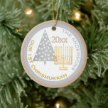 Unser 1. Chrismukkah Tree Menorah Keepake Foto Keramik Ornament<br><div class="desc">Personalisieren Sie dieses schicke OUR 1ST CHRISMUKKAH-Ornament mit Ihrem Namen, Jahr und Foto für einen Familiengenuss. Vom goldenen Ton Hanukkah menorah bis zum silberfarbenen Weihnachtsbaum, dieses weiße, silbergraue und warm geröstete Mandelbräunchen-Ornament wird Ihrem ersten blended urlaub gedenken. Laden Sie Ihr Foto auf der Rückseite mit der einfach zu bedienenden Fotovorlage...</div>
