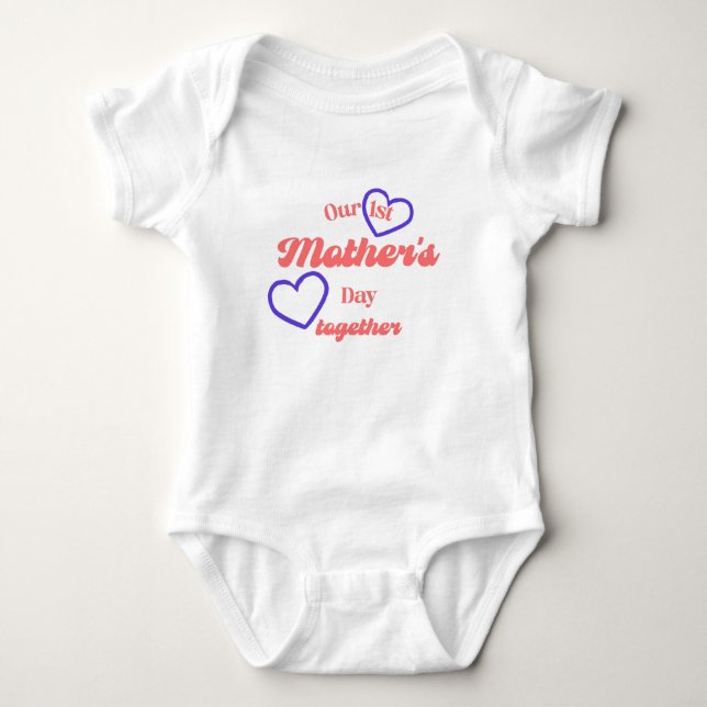 UNSER 1. MUTTERTAG PASSIERT SICH ZUSAMMEN BABY STRAMPLER (Vorderseite)