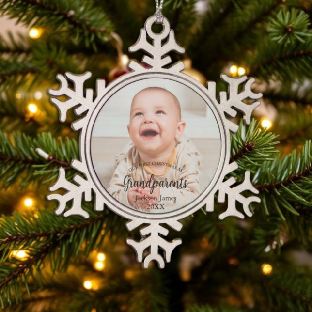 Unser 1. Weihnachten als Grandeleltern Baby Foto Schneeflocken Zinn-Ornament (Von Creator hochgeladen)