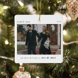 Unser 1. Weihnachtsfest als Mr. & Mrs. Foto Keepak Keramikornament<br><div class="desc">Ein stilvolles Weihnachtsbaumschmuck mit klassischer Typografie "Unsere ersten Weihnachten als MR & MRS" in Schwarz auf einem schlichten,  minimalweißen Hintergrund. Foto,  Text,  Name/n und Jahr lassen sich leicht anpassen,  um diesen Ornament für Sie einzigartig und persönlich zu machen. Ein schlichtes,  minimalistisches und zeitgenössisches Weihnachtsdesign für Jungvermählte,  die es lieben.</div>