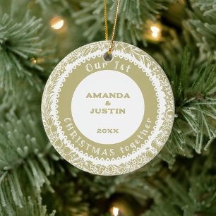 Unser 1. Weihnachtsfest mit Gold-Kranz auf Weiß - Keramik Ornament